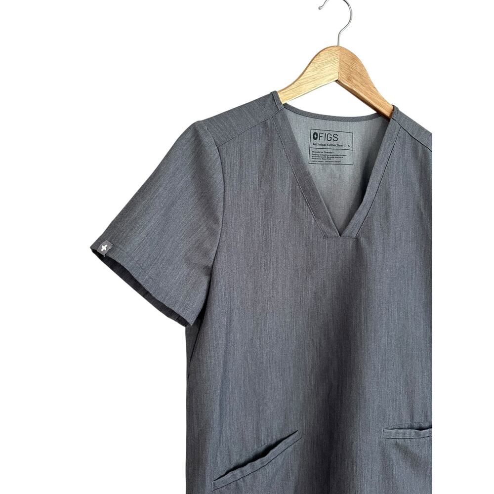 NEW Figs Casma Scrub Top Three Pocket Short Sleeve Graphite Gray Size Small - Picture 2 of 5